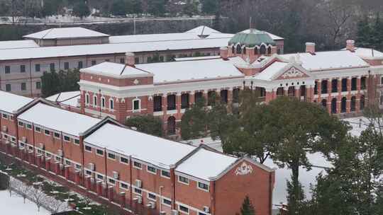 武汉航拍黄鹤楼古建筑雪景下雪红楼