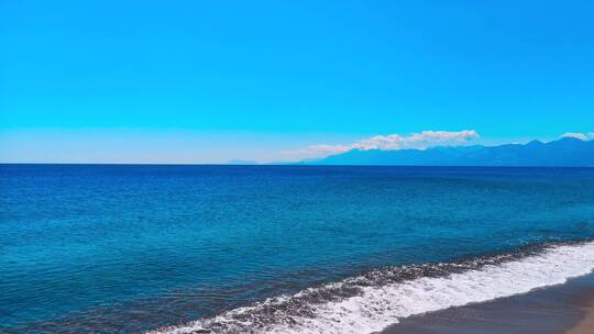 蓝天下的大海美景