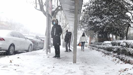 在大雪中等公交车的市民视频素材模板下载