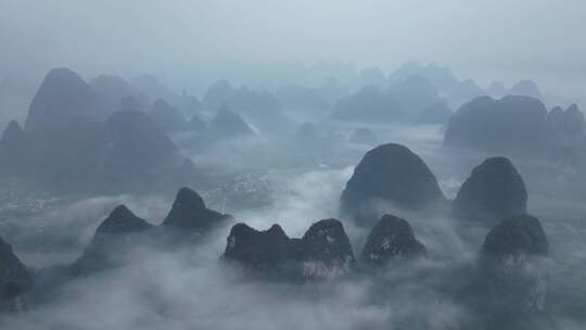 早晨薄雾下的漓江自然景区