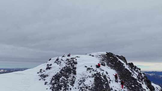 航拍攀登四川岷山山脉雪宝顶雪山的登山队