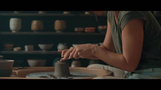 女人在陶轮上制作杯子