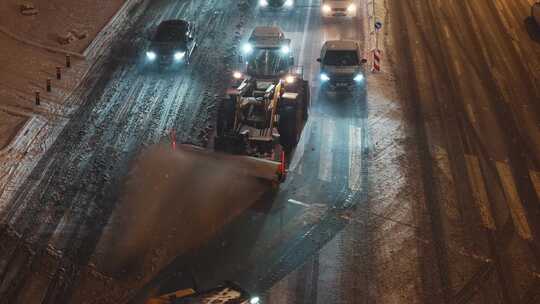 雪天环卫工人冬季夜晚清扫道路积雪