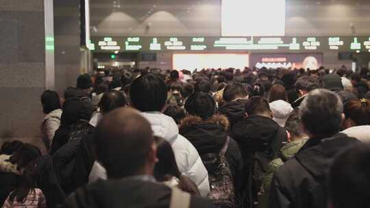 春运北京西站进站乘车的乘客