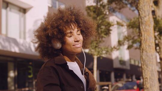 戴耳机听音乐的女人