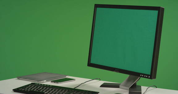 绿色背景前的电脑显示器