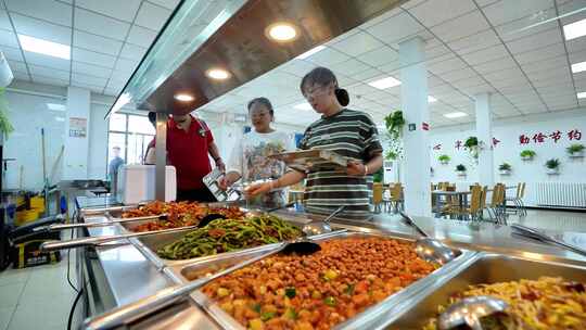 食堂内人员打饭菜场景