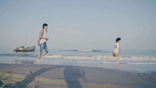 一家人海边玩耍视频素材模板下载