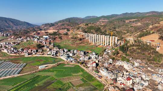 山区村庄与在建高速公路