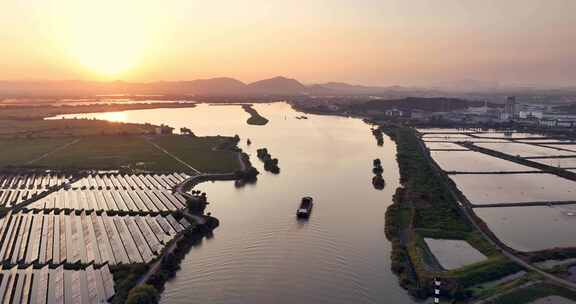 夕阳下运河航道