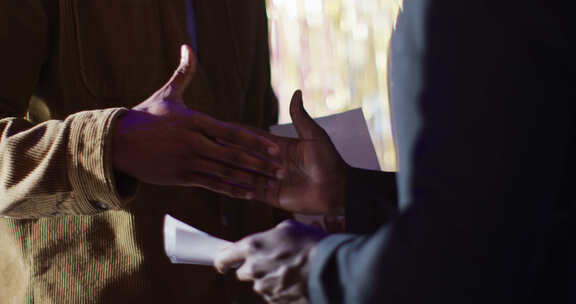 两个快乐的非裔美国男性朋友在夜总会握手交谈的视频