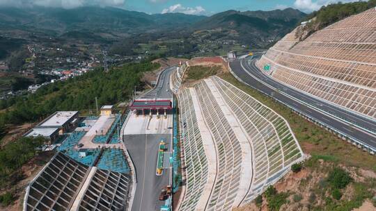 公路视频云南山区高速公路挡土墙绿化建设视频素材模板下载