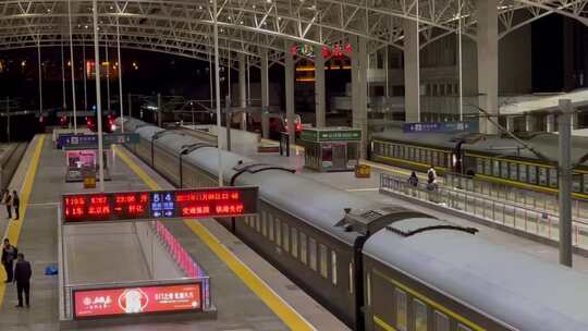 火车列车站台旅客轨道摇视频素材模板下载