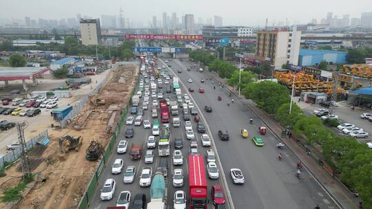 航拍城市拥堵交通车辆行驶