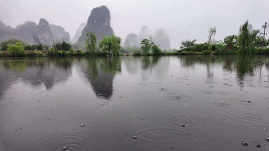 雨天湖景倒映绿树青山的宁静画面