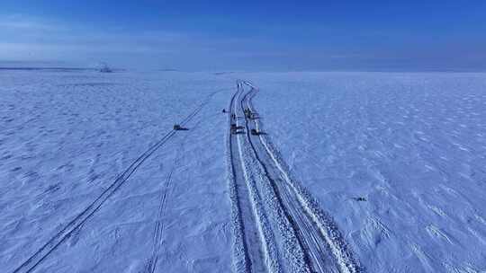 马队汽车草原积雪覆盖的道路