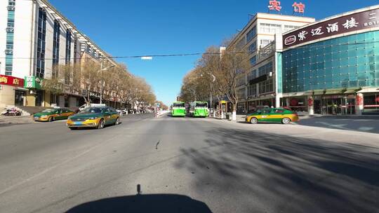 行车视角道路两侧绿化风景开车第一视角开车