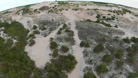 FPV无人机拍摄了令人惊叹的贫瘠小径、沙丘和陡峭的斜坡，树叶茂密