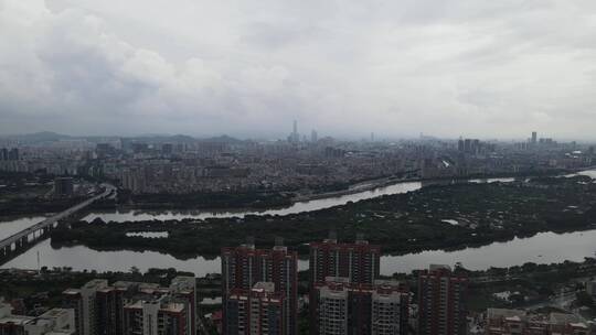 大雨将至的河流沿岸