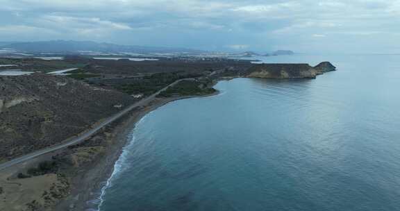 西班牙岩石海岸线和宁静海洋的鸟瞰图。