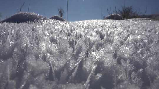 太阳下的雪花冰晶特写和白霜特写