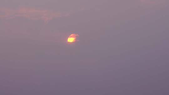 山峰日落延时黄昏夕阳山脉阳光森林夜幕降临