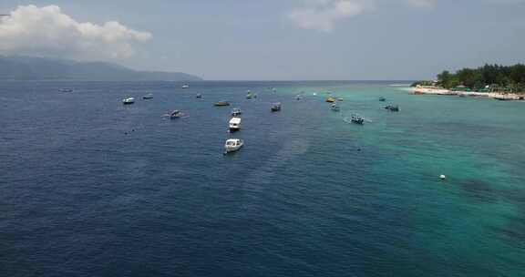 空中拍摄的许多船只停泊在巴厘岛海岸附近的