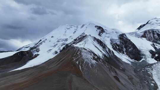 新疆雪山