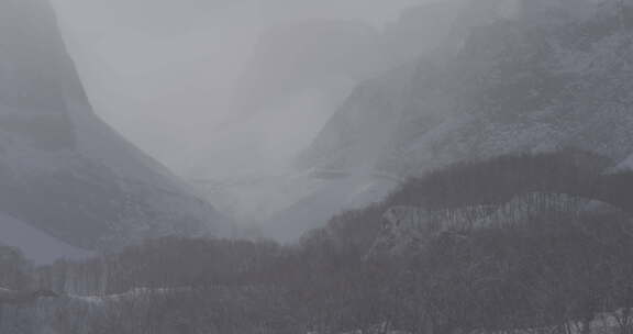 雾气弥漫的长白山雪山风景