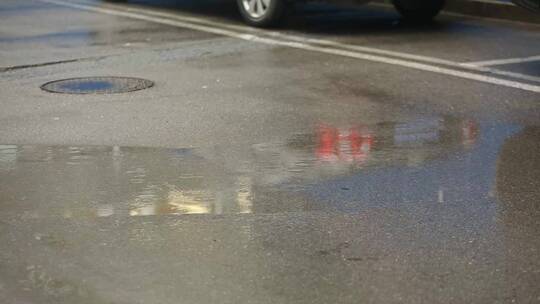 下雨天马路路面倒影