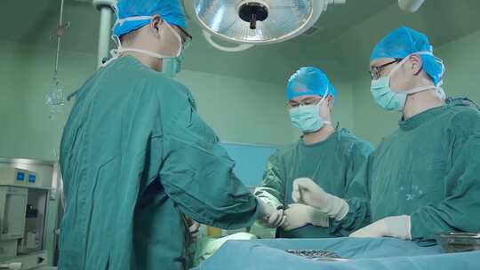 手术医生搽汗点头凝聚合作视频素材模板下载