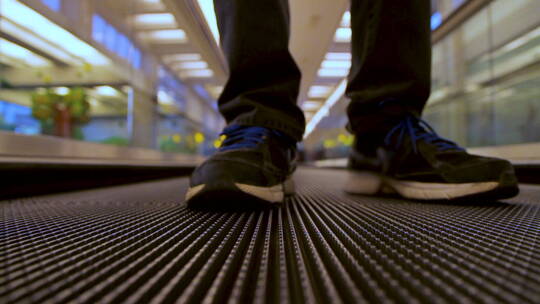 机场电梯脚步行人视频素材模板下载