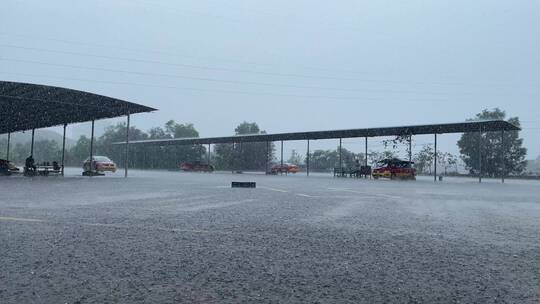 雨天里练车视频素材模板下载