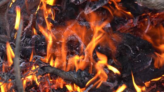 4K烧火焚烧木材枯枝草垛秸秆火焰特写