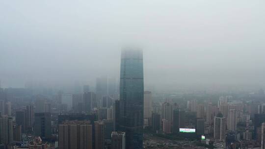 航拍长沙国金中心大楼阴雨天云雾缭绕