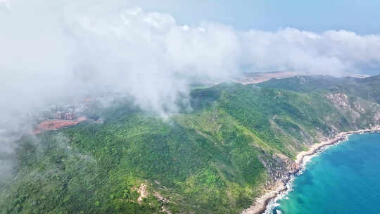 平流雾下的陡峭山悬崖和海岸线