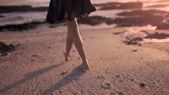 特写女孩光脚走在沙滩上