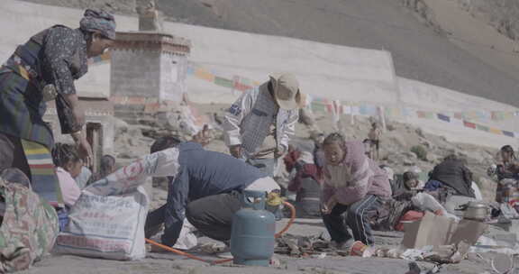 户外多人在整理杂物的场景