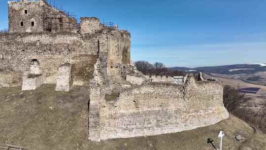 斯洛伐克卡普萨尼村城堡的鸟瞰图