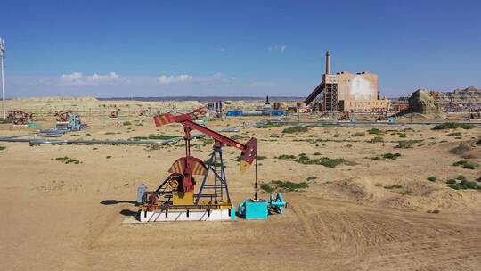 新疆克拉玛依乌尔禾魔鬼城油田石油开采视频素材模板下载