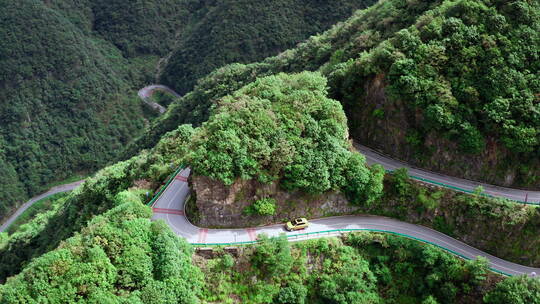 4K盘山公路汽车上山山包环绕09