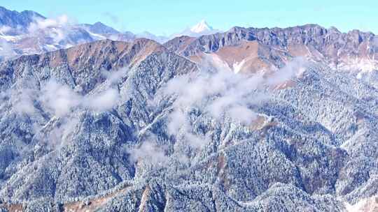 镜头从成都西岭雪山上空至远处的四姑娘山