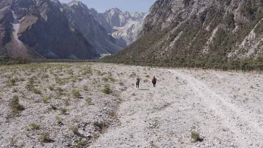 4K航拍云南丽江玉龙雪山大峡谷徒步