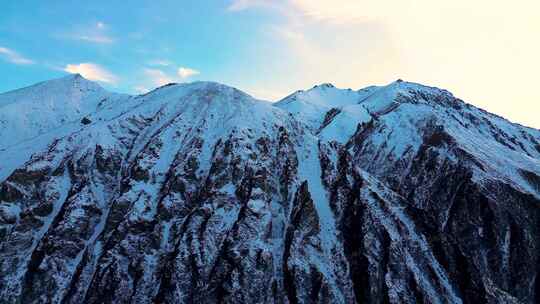 日出时分新疆天山山脉雪山山峰山脉航拍风景