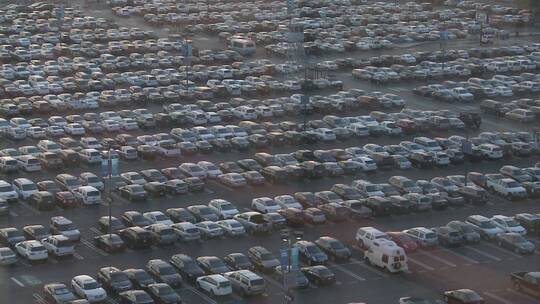航拍停车场里拥挤的汽车