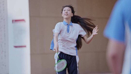 深圳高中艺术学校女学生打羽毛球视频