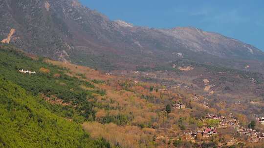 日出山坡上的村寨