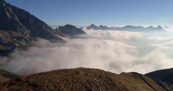 俯瞰云层和山脉空中的阴影山