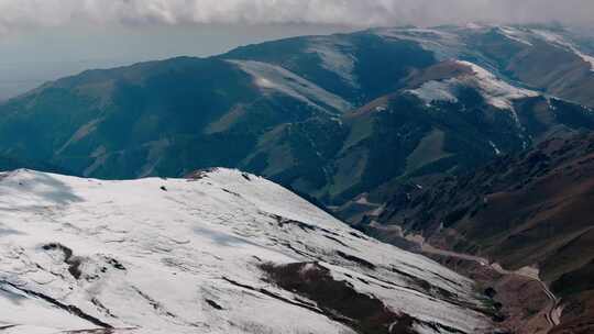 航拍高原雪山