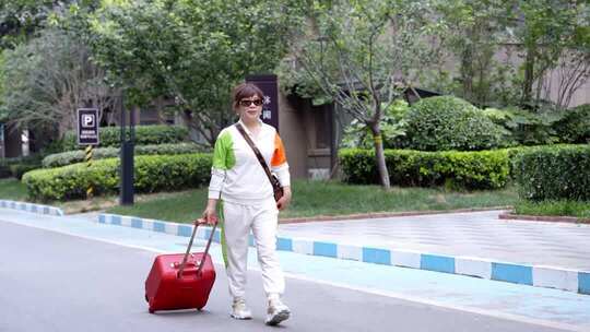 中老年女性拉行李箱乘车旅行开车旅行